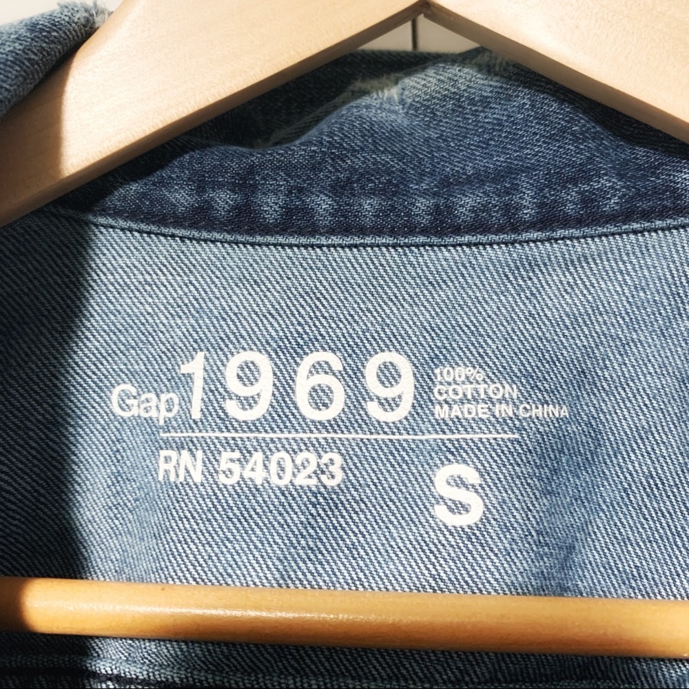 Women’s Gap denim jacket with light distressing - Picture 3 of 6